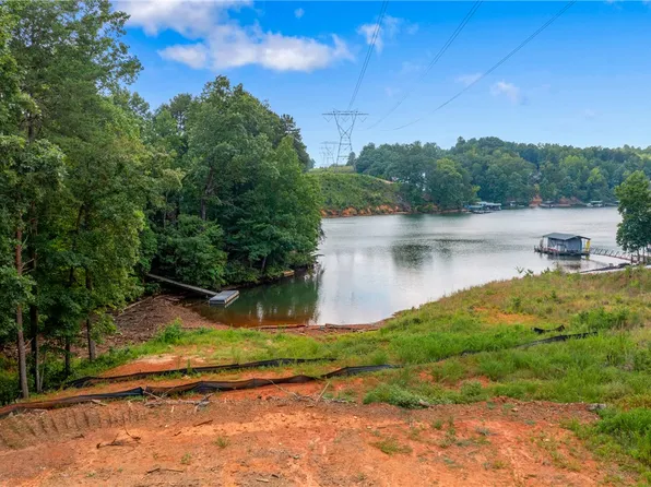 240 E Waters Edge Ln, West Union, SC 29696