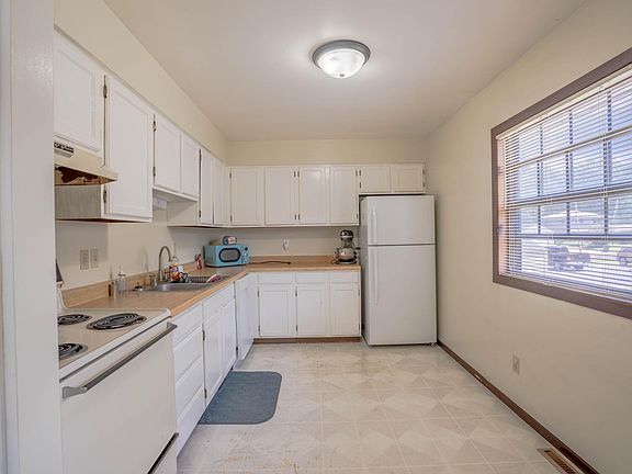 2nd image of 1820 Dainesway