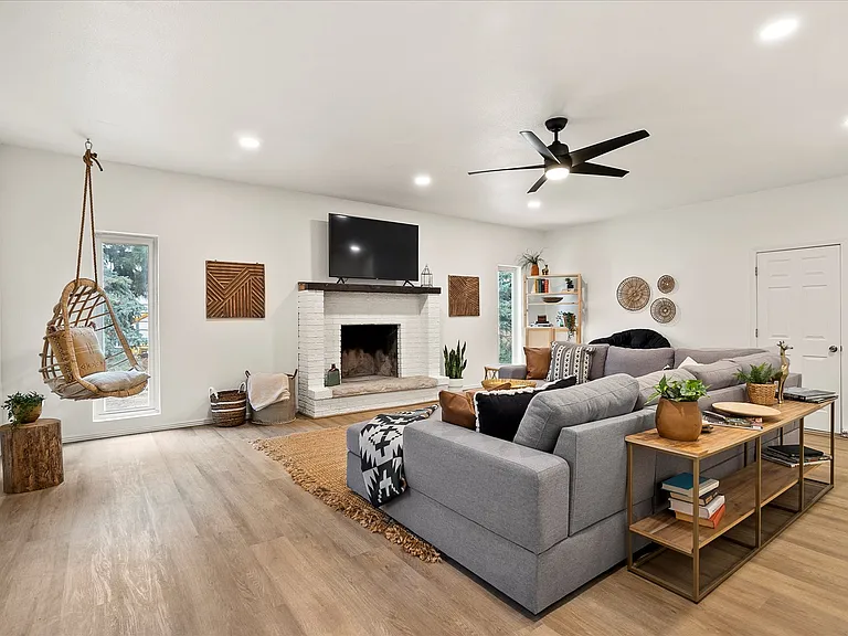 144 Franklyn Ave — Photo 30
