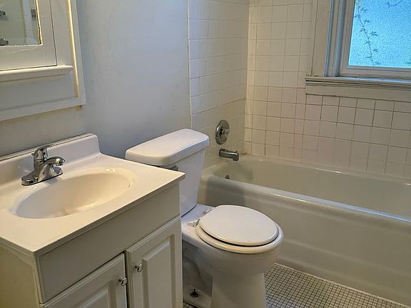 5th image of 1041 College St N APT 6