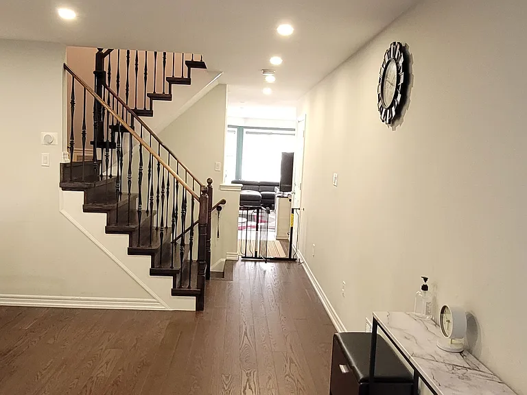 20 Winisk St — Photo 9