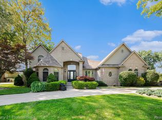 9020 Huron Bluffs Dr, White Lake, MI