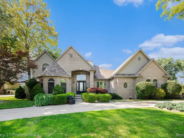 9020 Huron Bluffs Dr, White Lake, MI 48386