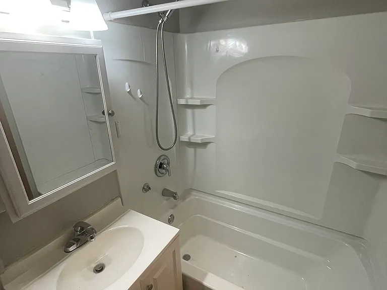 407 NE Main St — Photo 7