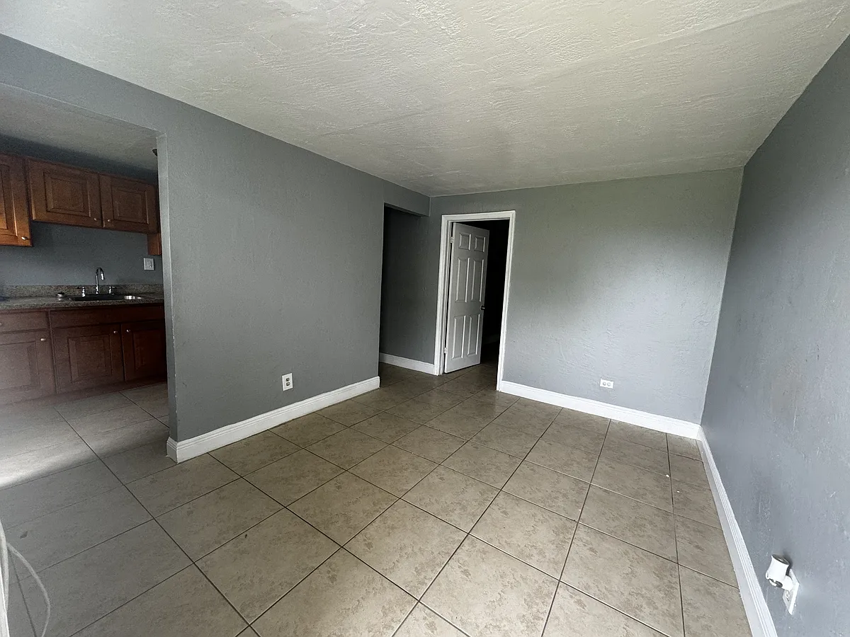 Building Photo - 4017 SW 24th St #3