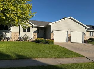4407 Loveland Dr, Kearney, NE 68845