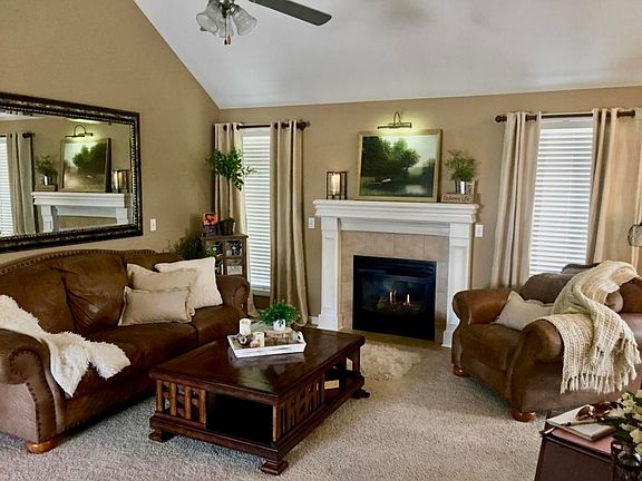 Vaulted ceilings & gas fireplace