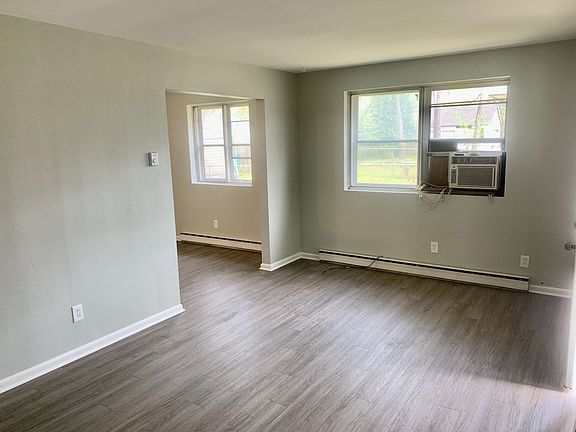 3rd image of 314 Woodview Ave #316