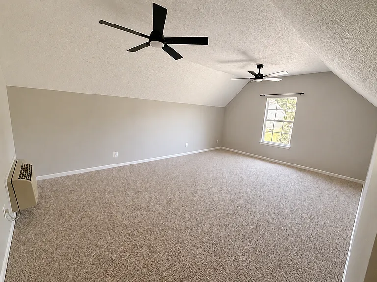 2552 Edinburgh St — Photo 16