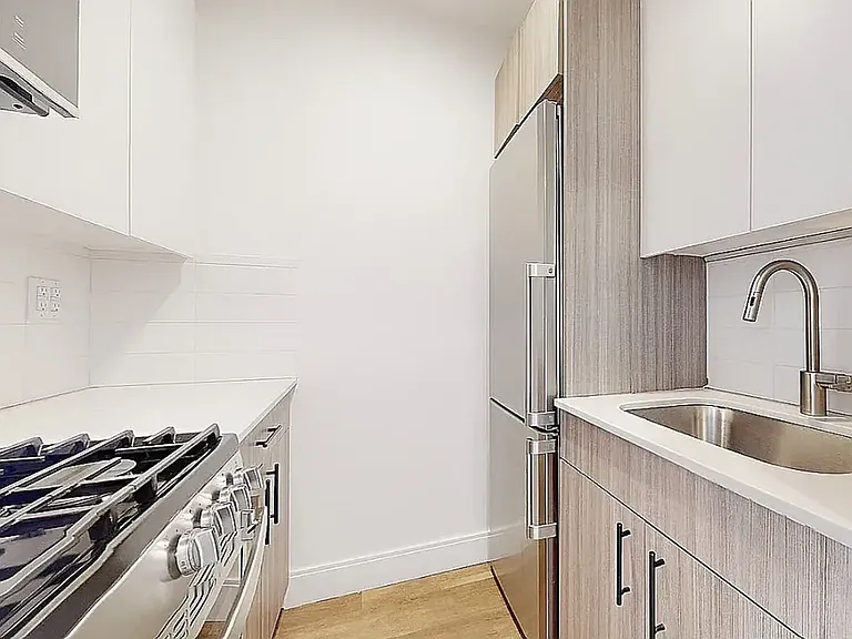 220 E 26th St #2R — Photo 2