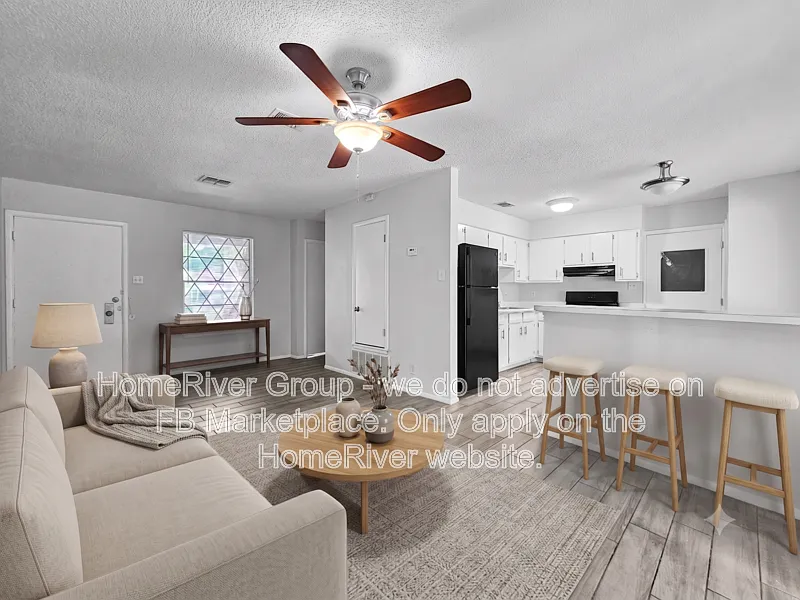 3 bed, 2.0 bath, 912 sqft, $1,245 — Photo 2