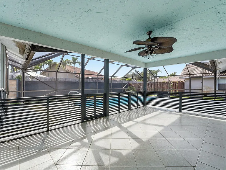 9284 Laurel Green Dr — Photo 3