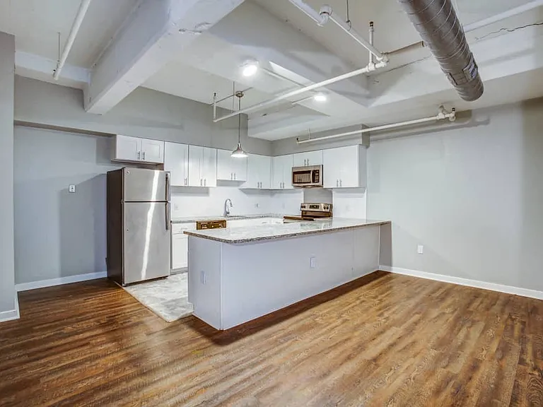 222 Saratoga — Photo 8