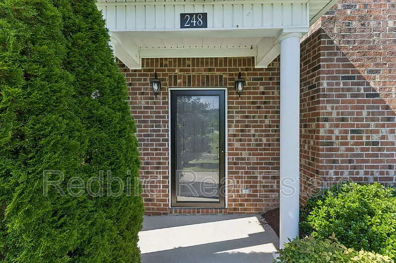 3 bed, 2.5 bath, 1680 sqft, $2,000 — Photo 2