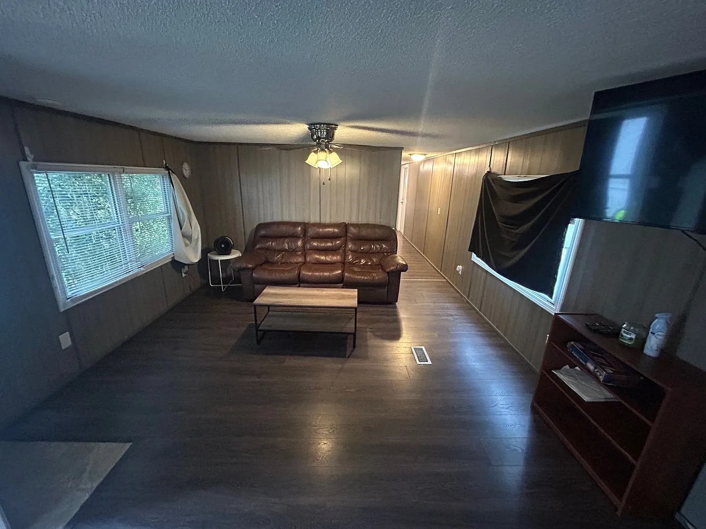 Cozy 2-Bedroom Trailer for Rent Partially Furnished & Pet Friendly — Photo 1