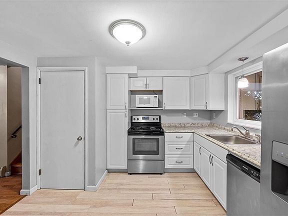 4th image of 371 Pinehaven Dr