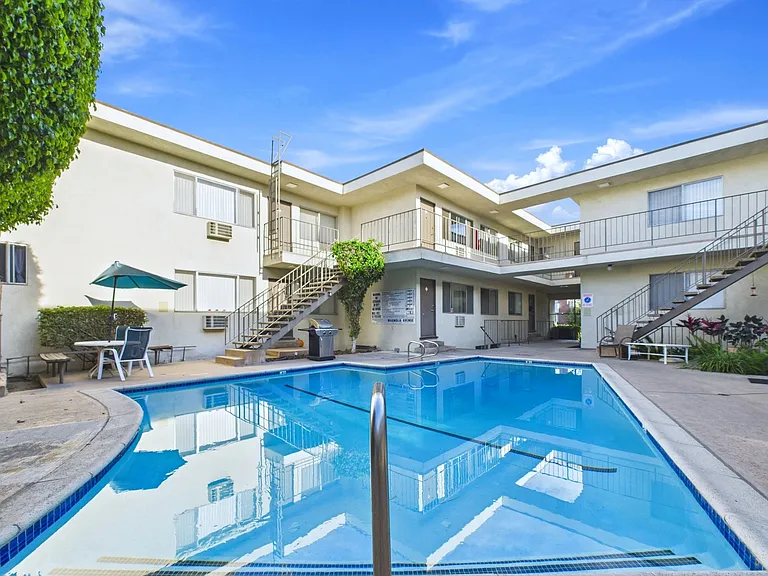 Oasis Apartments — Photo 2