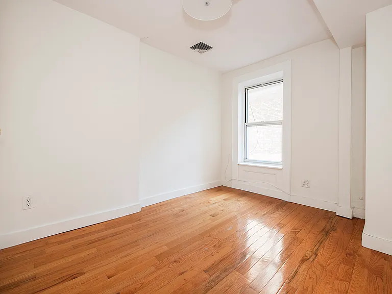 1068 2nd Ave #3 — Photo 4
