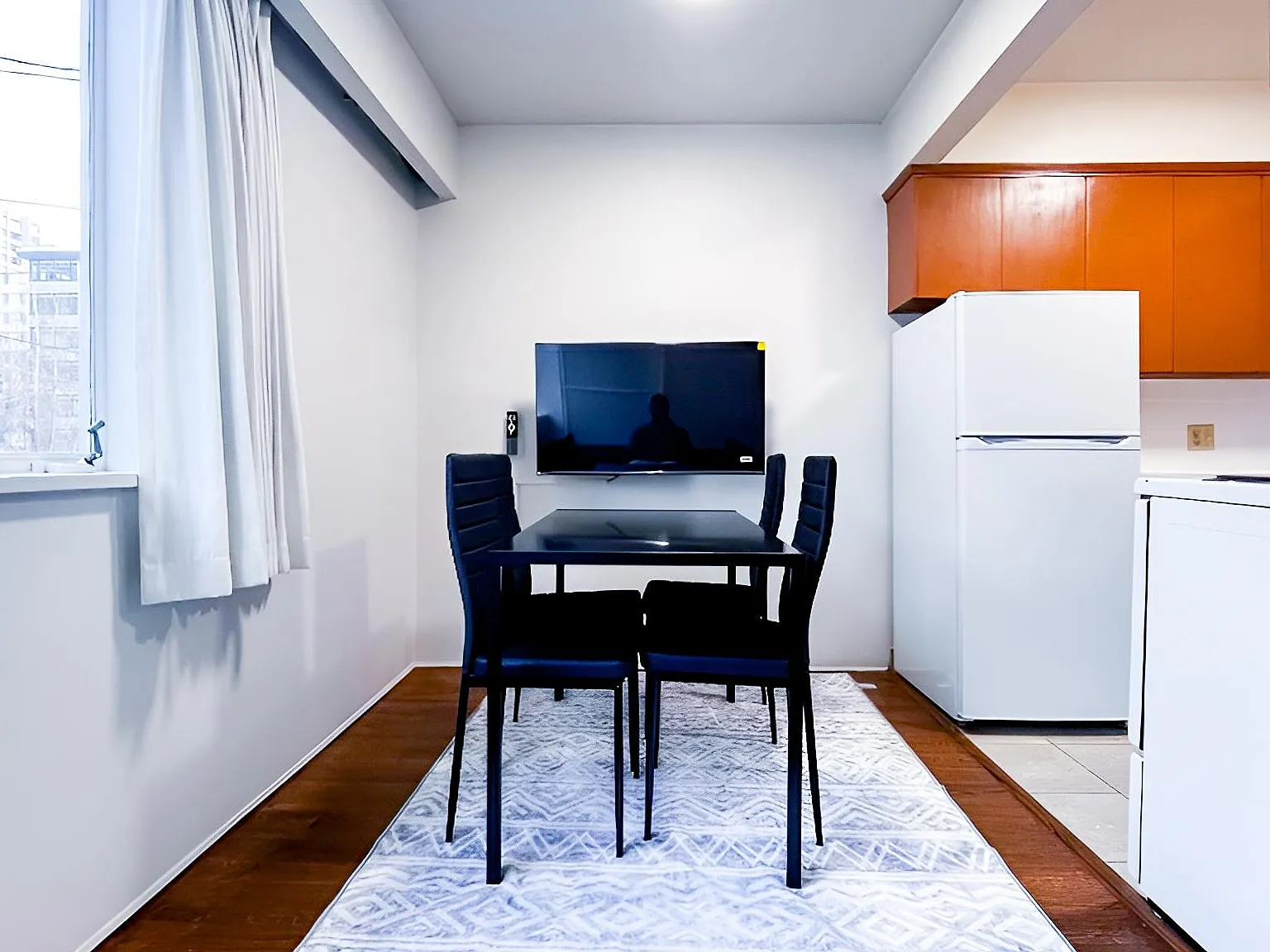 Studio, 370 sqft, $2,190 — Photo 3