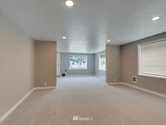 5th image of 4332 Yakima Ave