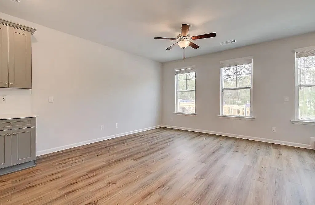 4 bed, 1941 sqft, $2,600 — Photo 2
