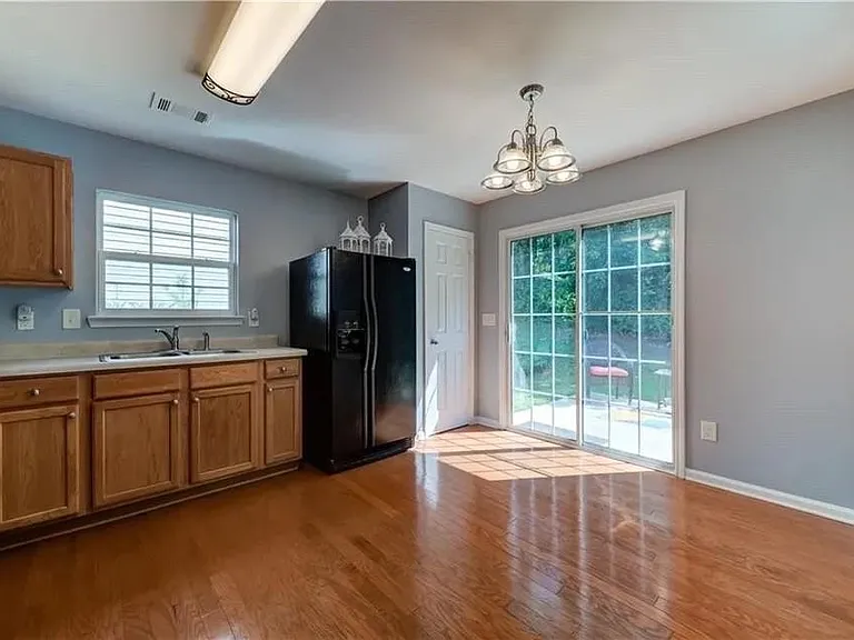2820 Mayfair Dr — Photo 8
