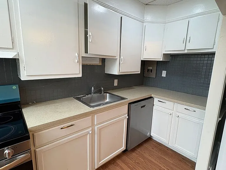 1003 N Charlotte St — Photo 20