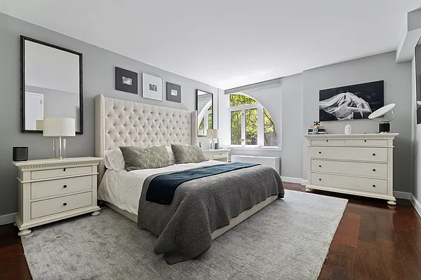 Sold by R New York | media 28