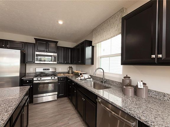 4th image of 375 Pebble Creek Ct