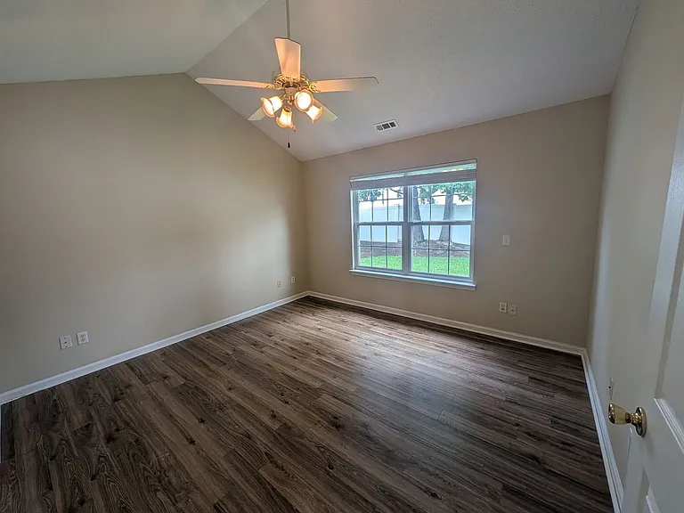 404 Commons Dr — Photo 8