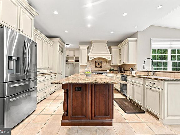 5th image of 637 Chatsworth Dr