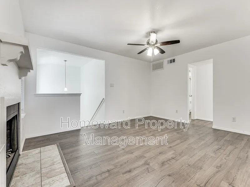 2 bed, 1.0 bath, 994 sqft, $1,795 — Photo 2