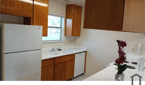 3 bed, 1350 sqft, $2,100 — Photo 3