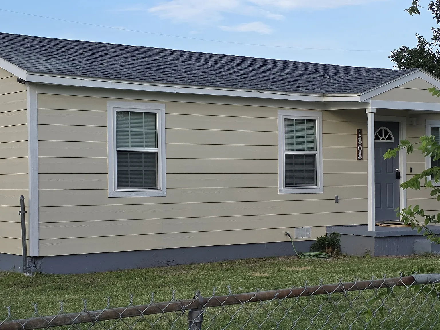 3 bed, 720 sqft, $1,400 — Photo 2