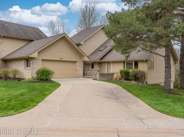 8050 Pepperwood Dr, Grand Blanc, MI 48439