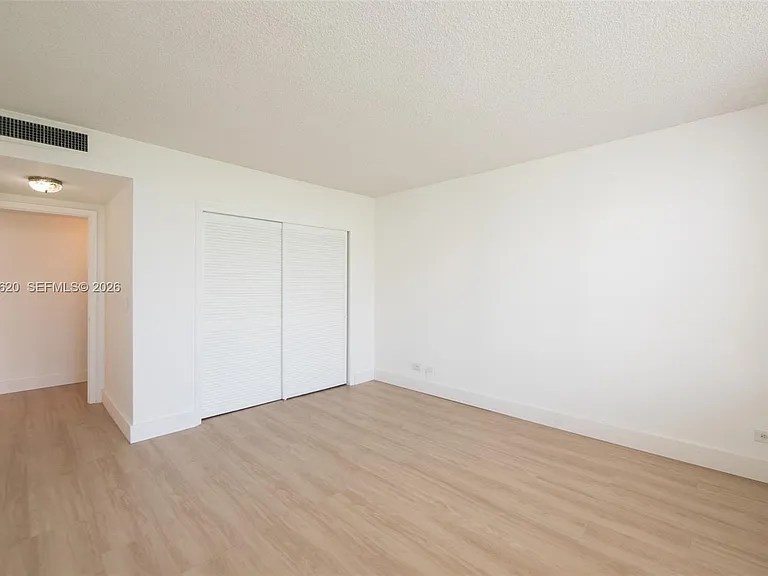 1001-91 Bay Hbr #511 — Photo 31