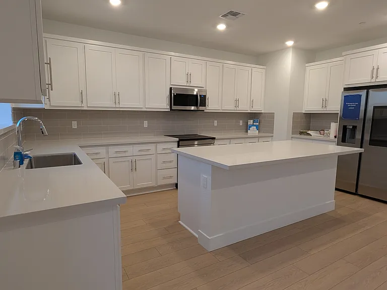 138 W Adriana Dr — Photo 2