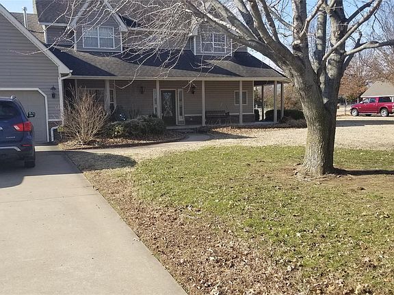 2nd image of 1805 NE Oakridge Dr