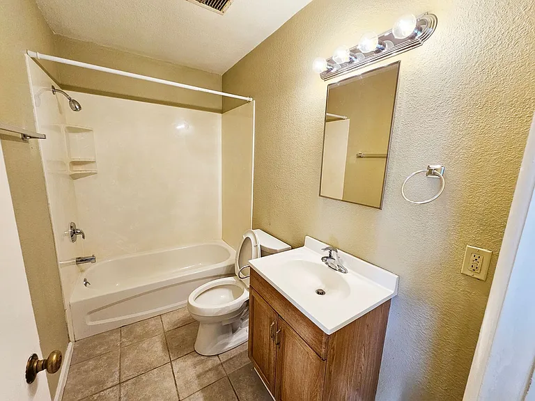 110 SW Court Ave — Photo 7