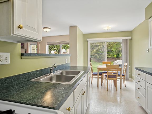 4th image of 1064 Huntington Ct