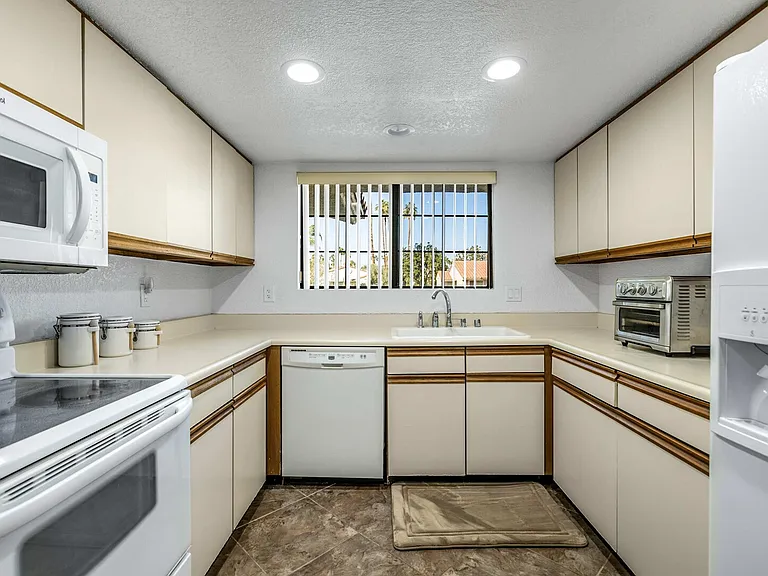 E Mesquite Ave — Photo 12