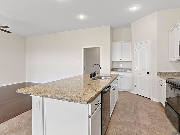 5th image of 1905 Oakwood Dr