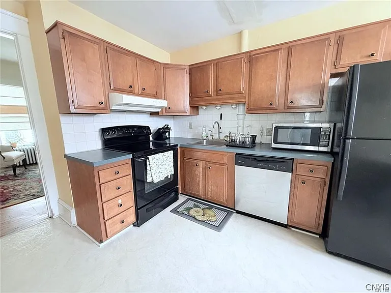 10 Jewett Ave — Photo 5