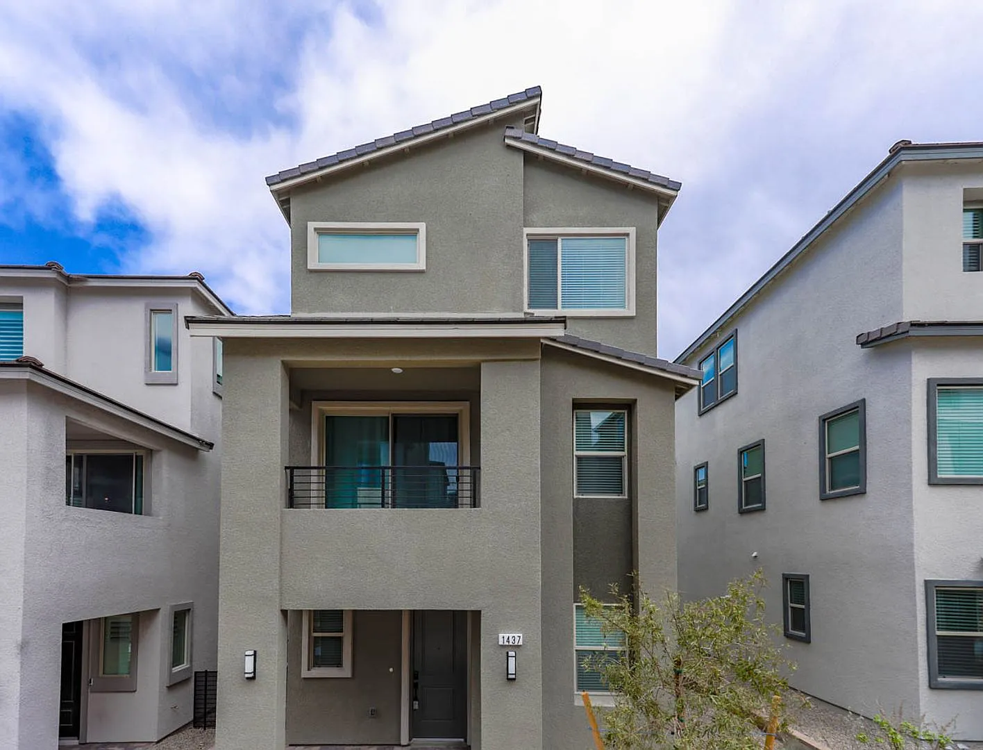 Beautiful New Built 3 Bedroom Home In Desirable Summerlin Community — Photo 1