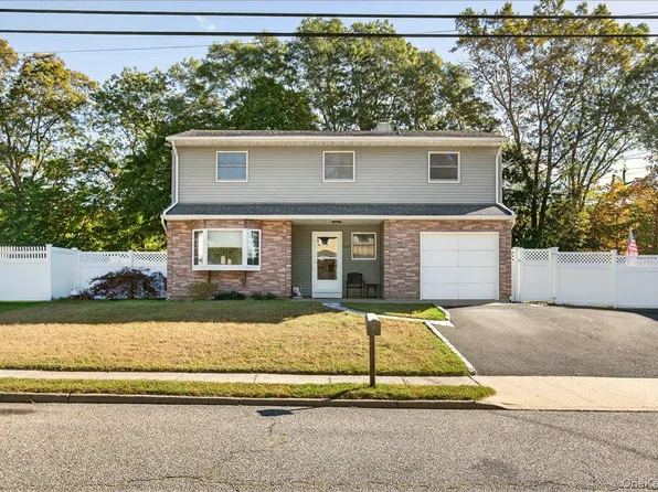 149 Avenue C, Holbrook, NY 11741