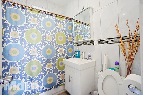 Rented by Mdrn Residential | media 7