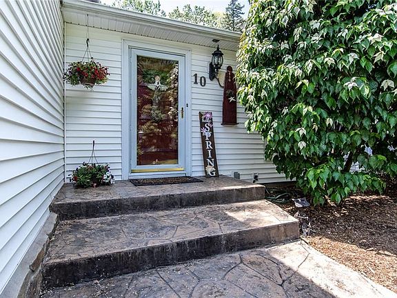 2nd image of 10 Oak Manor Ln