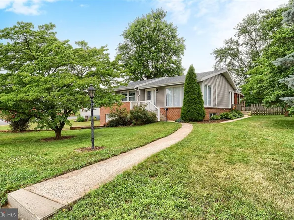 800 Redwood Dr, Carlisle, PA 17013