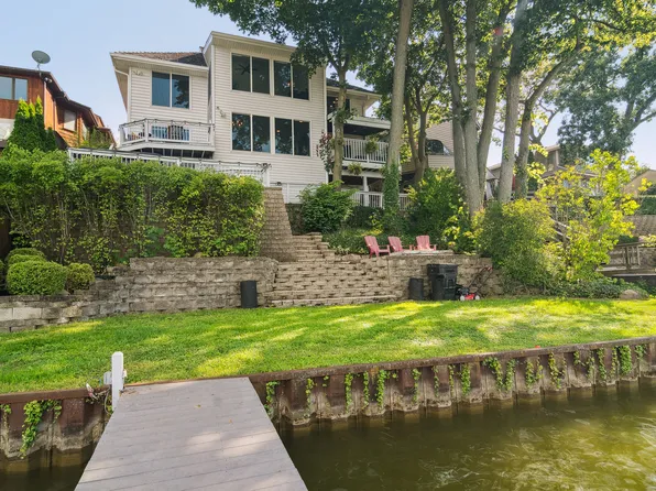 19330 W Lake View Ave, Mundelein, IL 60060