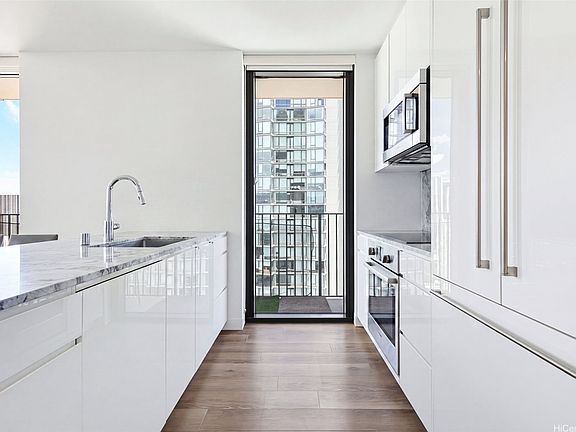 4th image of 987 Queen St #2814